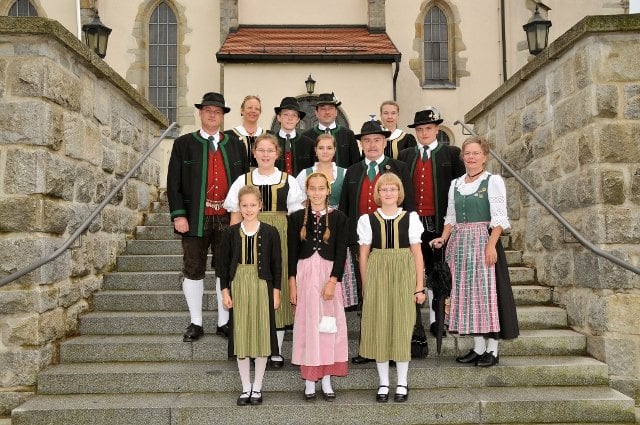 HTV Kellberg in Tracht vor der Pfarrkirche